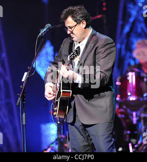 Dec 14, 2010 - Durham, North Carolina, USA - Musicien Vince Gill procède à vivre comme leur tournée de Noël 2010 fait un arrêt à la Durham Performing Arts Center situé à Durham. Copyright 2010 Jason Moore. (Crédit Image : © Jason Moore/ZUMAPRESS.com) Banque D'Images