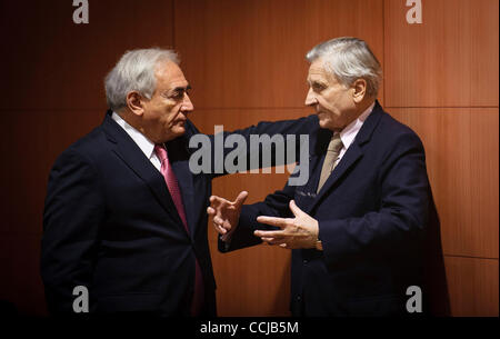 6 décembre 2010 - Bruxelles, BXL, Belgique - Directeur général du Fonds monétaire international (FMI), Dominique Strauss-Kahn (G) s'entretient avec le président de la Banque centrale européenne Jean-Claude Trichet lors d'une réunion de l'eurogroupe à l'immeuble du Conseil de l'UE à Bruxelles, Belgique le 2010-12-06 par Wiktor dab Banque D'Images