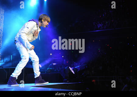 Dec 15, 2010 - Greensboro, Caroline du Nord), USA - Chanteur JUSTIN BIEBER il se produit en tant que son tour 2010 fait une halte à la Greensboro Coliseum. Copyright 2010 Jason Moore. (Crédit Image : © Jason Moore/ZUMAPRESS.com) Banque D'Images