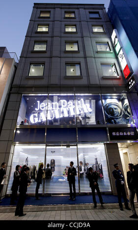 Le 17 décembre 2010 - Tokyo, Japon - vue générale de l'apparence extérieure de l'Jean-Paul GAULTIER magasin de Ginza à Tokyo, Japon. Gaultier du premier magasin du monde avec le nouveau concept de l'espace extra-atmosphérique sera ouverte le 18 décembre. (Crédit Image : © Shugo Takemi/Jana Press/ZUMAPRESS.com) Banque D'Images