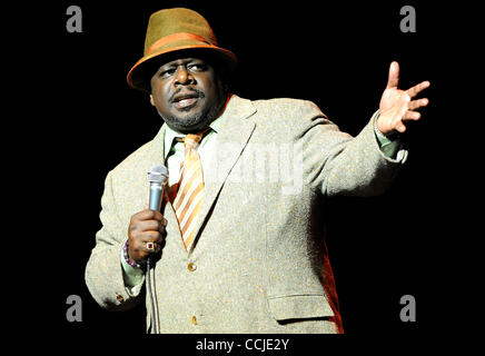 18 déc., 2010 - Durham, North Carolina, USA - Comédien Cedric the Entertainer effectue vivre comme son Tour 2010 fait un arrêt à la Durham Performing Arts Centre situé au centre-ville de Durham Copyright 2010 Jason Moore. (Crédit Image : © Jason Moore/ZUMAPRESS.com) Banque D'Images