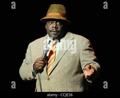 18 déc., 2010 - Durham, North Carolina, USA - Comédien Cedric the Entertainer effectue vivre comme son Tour 2010 fait un arrêt à la Durham Performing Arts Centre situé au centre-ville de Durham Copyright 2010 Jason Moore. (Crédit Image : © Jason Moore/ZUMAPRESS.com) Banque D'Images