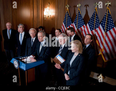 Dec 18, 2010 - Washington, District of Columbia, États-Unis - Le Sénat a voté, 65-31, avec huit républicains démocrates se joindre à abroger l'interdiction sur les hommes gais et lesbiennes de servir ouvertement dans l'armée. Photo - le chef de la majorité au Sénat Harry Reid (D-NV), parle comme le sénateur Joe Lieberman (ID-CT), à gauche de Re Banque D'Images