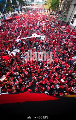 19 déc., 2010 - Bangkok, Bangkok, Thaïlande - Des milliers de ''Red Shirt'' des manifestants anti-gouvernement se rassemblent à la situation financière et le commerce district de Bangkok pour rallye et marquer sept mois d'anniversaire de la répression militaire meurtrière de leur protestation contre le gouvernement en mai 2010. Au cours de l'armée crack Banque D'Images