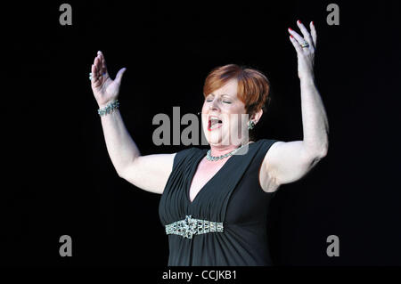 Dec 11, 2010 - Emporia, Virginie, États-Unis - JACQUELINE WHELAN, l'un des principaux sopranos, joue avec les trois ténors irlandais à l'Emporia Greensville Performing Arts Center. (Crédit Image : © Tina Fultz/ZUMAPRESS.com) Banque D'Images