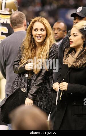 12 déc 2010 - LA NOUVELLE ORLÉANS, LOUISIANE, USA - La chanteuse et actrice MILEY CYRUS avec un ami non identifié sur la touche avant que la Nouvelle Orleans Saints jouer les Rams de Saint-Louis au cours de saison régulière à la Nouvelle-Orléans, Louisiane le 12 décembre 2010. Cyrus est en ce moment le tournage de son nouveau film "L'UEDN o Banque D'Images