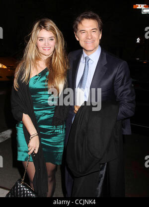 13 déc., 2010 - New York, New York, États-Unis - DR. MEHMET OZ et Daphné fille poser pour des photos à l'extérieur du Metropolitan Museum of Art lors de la David Lynch Foundation : Le changement commence à l'intérieur' avantage. Peta a tenu des manifestants signes que lire 'Donna Karan : Nouvelle Ère hypocrite' pour protester contre l'utilisation de Banque D'Images