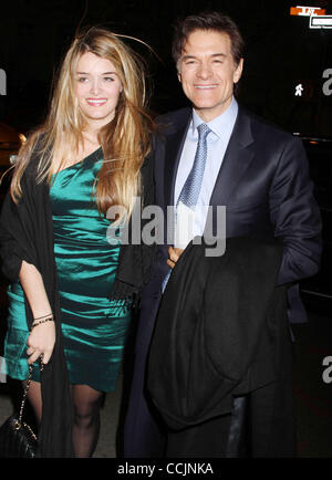 13 déc., 2010 - New York, New York, États-Unis - DR. MEHMET OZ et Daphné fille poser pour des photos à l'extérieur du Metropolitan Museum of Art lors de la David Lynch Foundation : Le changement commence à l'intérieur' avantage. Peta a tenu des manifestants signes que lire 'Donna Karan : Nouvelle Ère hypocrite' pour protester contre l'utilisation de Banque D'Images