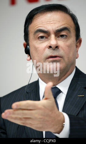 14 décembre 2010 - Tokyo, Japon - Président et chef de la direction de Nissan Motor Co., Ltd., Carlos GHOSN parle au cours d'une conférence de presse au Roppongi Hills à Tokyo, Japon. Nissan Motor Co., Ltd. et Mitsubishi Motors Corporation annoncent que les deux sociétés ont convenu d'élargir leur champ de coopération, especi Banque D'Images