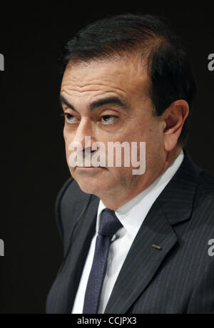 14 décembre 2010 - Tokyo, Japon - Président et chef de la direction de Nissan Motor Co., Ltd., Carlos GHOSN parle au cours d'une conférence de presse au Roppongi Hills à Tokyo, Japon. Nissan Motor Co., Ltd. et Mitsubishi Motors Corporation annoncent que les deux sociétés ont convenu d'élargir leur champ de coopération, especi Banque D'Images