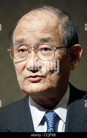 14 décembre 2010 - Tokyo, Japon - Président de Mitsubishi Motors Corporation TAKASHI NISHIOKA parle au cours d'une conférence de presse au Roppongi Hills à Tokyo, Japon. Nissan Motor Co., Ltd. et Mitsubishi Motors Corporation annoncent que les deux sociétés ont convenu d'élargir leur champ de coopération, l'espe Banque D'Images