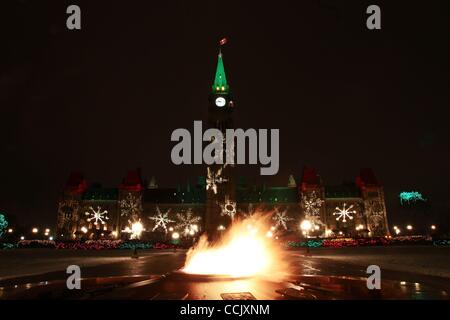 Dec 06, 2010 - Ottawa, Ontario, Canada - arbres, bâtiments et monuments historiques, y compris la Tour de la paix et le Parlement sont décorées avec des lumières dans la capitale au cours de la célébration annuelle de lumières de Noël au Canada. Le paysage d'hiver brille avec plus de 300 000 lumières multicolores au cours de l'hol Banque D'Images