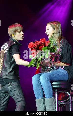 Dec 08, 2010 - Camden, New Jersey, États-Unis - le chanteur pop JUSTIN BIEBER chante à une fille de l'auditoire pendant Q102's Jingle Ball à la Susquehanna Bank Center parrainé par Q102 FM, une station de Clear Channel. (Crédit Image : © Ricky Fitchett/ZUMAPRESS.com) Banque D'Images