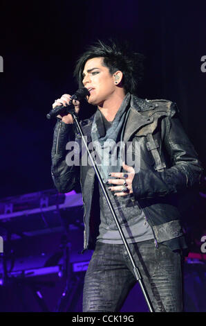 Dec 08, 2010 - Camden, New Jersey, États-Unis - chanteuse pop ADAM LAMBERT effectue pendant Q102's Jingle Ball à la Susquehanna Bank Center parrainé par Q102 FM, une station de Clear Channel. (Crédit Image : © Ricky Fitchett/ZUMAPRESS.com) Banque D'Images