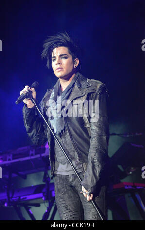 Dec 08, 2010 - Camden, New Jersey, États-Unis - chanteuse pop ADAM LAMBERT effectue pendant Q102's Jingle Ball à la Susquehanna Bank Center parrainé par Q102 FM, une station de Clear Channel. (Crédit Image : © Ricky Fitchett/ZUMAPRESS.com) Banque D'Images