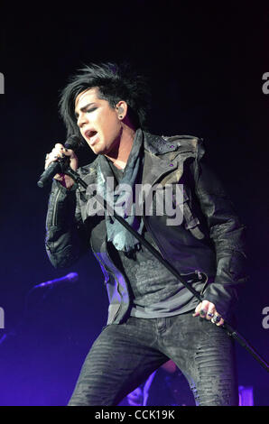 Dec 08, 2010 - Camden, New Jersey, États-Unis - chanteuse pop ADAM LAMBERT effectue pendant Q102's Jingle Ball à la Susquehanna Bank Center parrainé par Q102 FM, une station de Clear Channel..(Image Crédit : © Ricky Fitchett/ZUMAPRESS.com) Banque D'Images