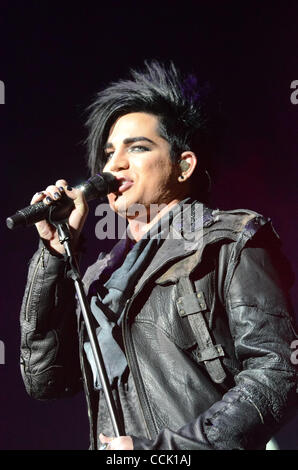 Dec 08, 2010 - Camden, New Jersey, États-Unis - chanteuse pop ADAM LAMBERT il se produit lors de l'Assemblée Jingle Ball tenue à la Susquehanna Bank Center à Camden dans le New Jersey et parrainé par Q102 FM, une station de Clear Channel. (Crédit Image : © Ricky Fitchett/ZUMAPRESS.com) Banque D'Images