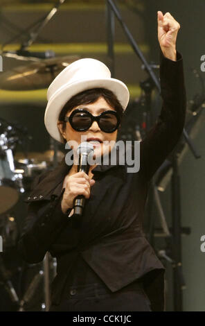 8 décembre 2010 - Tokyo, Japon - Yoko Ono effectue au cours de la ''Dream Power John Lennon Super Live 2010'' au Nippon Budokan. Le 10e Super Vivre marque le 70e anniversaire de l'anniversaire de Lennon et 30e anniversaire de sa mort. (Crédit Image : © Shugo Takemi/Jana Press/ZUMAPRESS.com) Banque D'Images