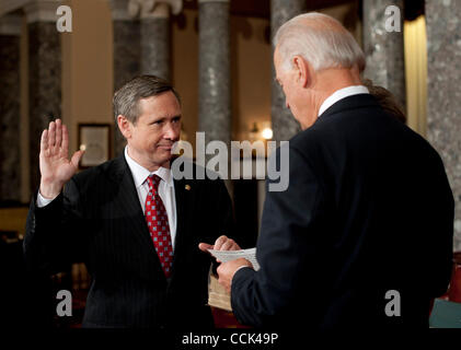 Nov 29, 2010 - Washington, District of Columbia, États-Unis - Le Vice-président Joe Biden jure en Sen. élu MARK KIRK, (R-IL) le lundi, au cours d'une reconstitution de l'assermentation à l'ancienne salle du Sénat dans le Capitole. (Crédit Image : ©/ZUMAPRESS.com) Marovich Pete Banque D'Images