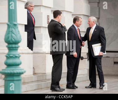 30 nov., 2010 - Washington, District of Columbia, États-Unis - Rempl. JOHN BOEHNER (R-OH) parle avec chambre au chef de la majorité Steny Hoyer (crédit Image : ©/ZUMAPRESS.com) Marovich Pete Banque D'Images