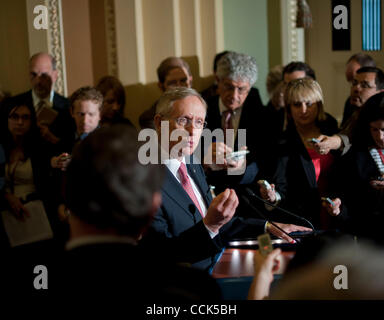 30 nov., 2010 - Washington, District of Columbia, États-Unis - le chef de la majorité au Sénat Harry Reid répond aux questions lors d'une conférence de presse mardi à la capitale américaine. (Crédit Image : ©/ZUMAPRESS.com) Marovich Pete Banque D'Images