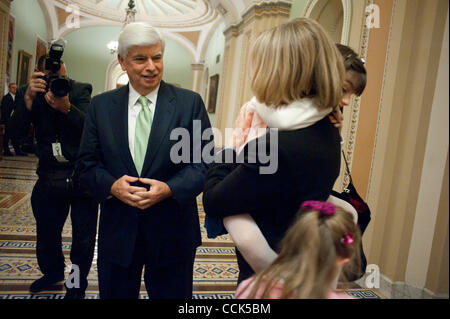 30 nov., 2010 - Washington, District of Columbia, États-Unis - prend sa retraite le sénateur CHRIS DODD (D-CT) répond à sa famille après avoir prononcé son dernier discours au Sénat de remercier les collègues, donateurs et amis. (Crédit Image : ©/ZUMAPRESS.com) Marovich Pete Banque D'Images