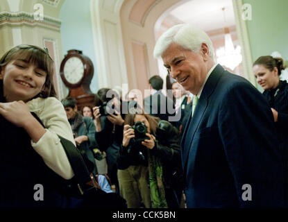 30 nov., 2010 - Washington, District of Columbia, États-Unis - prend sa retraite le sénateur CHRIS DODD (D-CT) répond à sa famille après avoir prononcé son dernier discours au Sénat de remercier les collègues, donateurs et amis. (Crédit Image : ©/ZUMAPRESS.com) Marovich Pete Banque D'Images