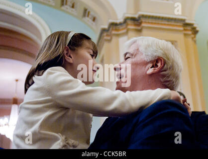 30 nov., 2010 - Washington, District of Columbia, États-Unis - prend sa retraite le sénateur CHRIS DODD (D-CT) fille Grace après avoir prononcé son dernier discours au Sénat de remercier les collègues, donateurs et amis. (Crédit Image : ©/ZUMAPRESS.com) Marovich Pete Banque D'Images