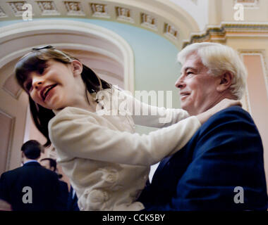 30 nov., 2010 - Washington, District of Columbia, États-Unis - prend sa retraite le sénateur CHRIS DODD (D-CT) fille Grace après avoir prononcé son dernier discours au Sénat de remercier les collègues, donateurs et amis. (Crédit Image : ©/ZUMAPRESS.com) Marovich Pete Banque D'Images