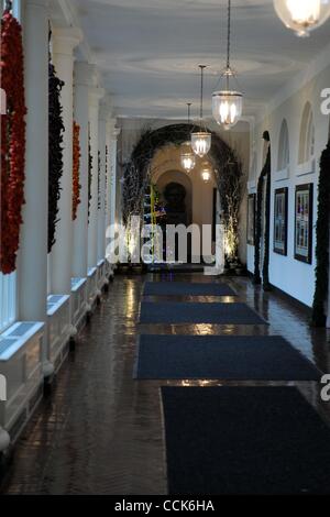 Le 1 décembre, 2010 - Washington, District of Columbia, États-Unis - 12/1/10 La Maison Blanche- Washington DC.Maison blanche d'Obama les décorations de Noël sont présentés à la presse au début de la saison de vacances.... 2010.I15028CB(Image Crédit : Â© Christy Bowe/Photos/ZUMAPRESS.com) Globe Banque D'Images