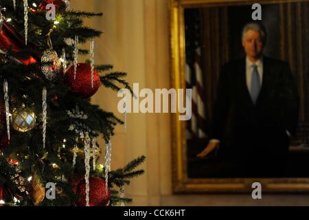 Le 1 décembre, 2010 - Washington, District of Columbia, États-Unis - 12/1/10 La Maison Blanche- Washington DC.Maison blanche d'Obama les décorations de Noël sont présentés à la presse au début de la saison de vacances.... 2010.I15028CB(Image Crédit : Â© Christy Bowe/Photos/ZUMAPRESS.com) Globe Banque D'Images