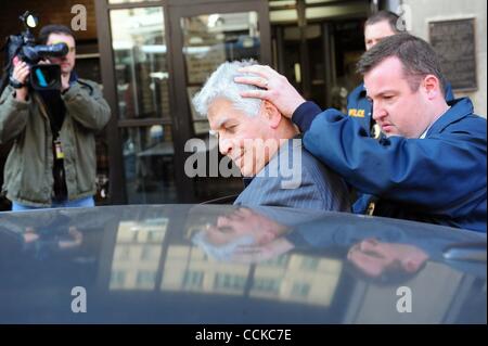 22 novembre 2010 - Manhattan, New York, États-Unis - Les inspecteurs de l'US Postal perp walk célèbre joaillier RALPH ESMERIAN Manhattan à partir de leur quartier général de midtown. Esmerian est accusé d'avoir détourné, double-gage et faire de fausses déclarations relatives à plus de 210 millions de dollars de prêts qui ont servi à financer Banque D'Images