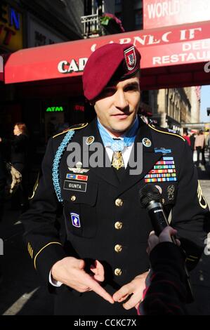 22 novembre 2010 - Manhattan, New York, États-Unis - Médaille d'honneur du Congrès du récipiendaire de l'ARMÉE LE SGT. SALVATORE GIUNTA, 25, de l'Iowa repas au célèbre Carnegie Deli sur la 7ème Avenue. Le s.. Giunta a mangé un bout de poitrine, le corned-beef et pastrami decker triple nommé en son honneur pour la semaine. (Crédit Image : © Banque D'Images