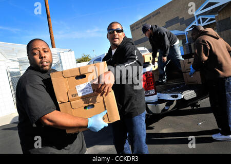 Le 23 novembre 2010 - Las Vegas, Nevada, Etats-Unis - une vue générale au cours de la Fondation Floyd Mayweather Jr. du sud du Nevada Thanksgiving Turkey Donnez-A-Way à Matt Kelly Elementary School le 23 novembre 2010 à Las Vegas, Nevada. La fondation a fait don de 1 000 dindes pour les résidents de Las Vegas. Banque D'Images