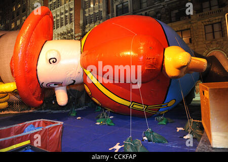 Novembre 24, 2010 - New York, New York, United States of America - The Harold le pompier balloon établit sur le terrain dans son état gonflé pendant la pré-parade l'inflation une visualisation à Central Park. (Crédit Image : © Andrew Fielding/ZUMAPRESS.com) Southcreek/mondial Banque D'Images