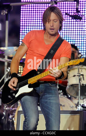 25 nov., 2010 - Arlington, Texas, United States of America - superstar de la musique country Keith Urban effectue le spectacle de mi-temps que les New Orleans Saints conduire les Dallas Cowboys 20-6 au Cowboys Stadium à Arlington, au Texas. (Crédit Image : © Steven Leija/global/ZUMAPRESS.com) Southcreek Banque D'Images