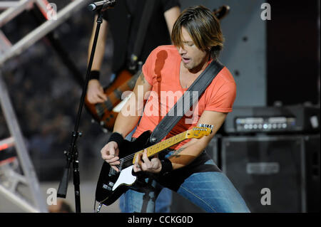 25 nov., 2010 - Arlington, Texas, United States of America - superstar de la musique country Keith Urban effectue le spectacle de mi-temps que les New Orleans Saints conduire les Dallas Cowboys 20-6 au Cowboys Stadium à Arlington, au Texas. (Crédit Image : © Steven Leija/global/ZUMAPRESS.com) Southcreek Banque D'Images
