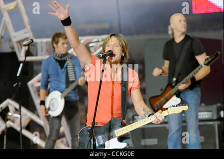 25 nov., 2010 - Arlington, Texas, United States of America - superstar de la musique country Keith Urban effectue le spectacle de mi-temps que les New Orleans Saints conduire les Dallas Cowboys 20-6 au Cowboys Stadium à Arlington, au Texas. (Crédit Image : © Steven Leija/global/ZUMAPRESS.com) Southcreek Banque D'Images