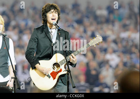 25 nov., 2010 - Arlington, Texas, United States of America - Nouveau Hollow effectue le jeu avant de chanter l'hymne national avant le match que les New Orleans Saints revenir à vaincre les Dallas Cowboys 30-27 au Cowboys Stadium à Arlington, au Texas. (Crédit Image : © Steven Leija/Southcreek Globa Banque D'Images