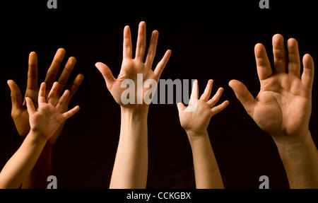 Le 26 novembre 2010 - Fort Worth, Texas, États-Unis - un groupe diversifié d'âge et d'ouvrir les mains posées sur les têtes. (Crédit Image : © ZUMA/ZUMAPRESS.com) Ralph Lauer Banque D'Images