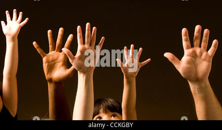 Le 26 novembre 2010 - Fort Worth, Texas, États-Unis - un groupe diversifié d'âge et d'ouvrir les mains posées sur les têtes. (Crédit Image : © ZUMA/ZUMAPRESS.com) Ralph Lauer Banque D'Images