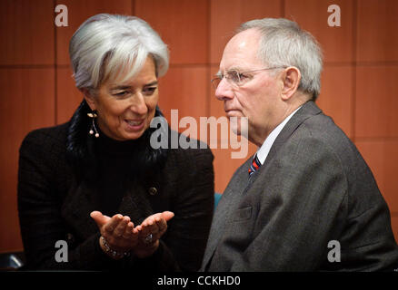 28 novembre 2010 - Bruxelles, BXL, Belgique - France's le ministre des Finances, Christine Lagarde (L) entretiens avec son homologue allemand Wolfgang Schaeuble avant une réunion de l'Eurogroupe au siège de l'UE à Bruxelles, Belgique le 2010-11-28 par Wiktor Dabkowski (crédit Image : © Wiktor Dabkowski/ZUM Banque D'Images