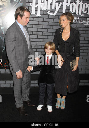 Le 15 novembre 2010 - New York, NY, États-Unis - l'acteur Matthew Broderick, James Wilkie Broderick, et l'actrice Sarah Jessica Parker à la "Harry Potter et les Reliques de la mort : Partie 1" New York (Premiere Image Crédit : © Dan Herrick/ZUMAPRESS.com) Banque D'Images