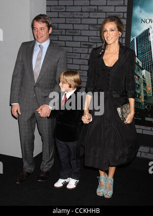 Le 15 novembre 2010 - New York, NY, États-Unis - l'acteur Matthew Broderick, James Wilkie Broderick, et l'actrice Sarah Jessica Parker à la "Harry Potter et les Reliques de la mort : Partie 1" New York (Premiere Image Crédit : © Dan Herrick/ZUMAPRESS.com) Banque D'Images