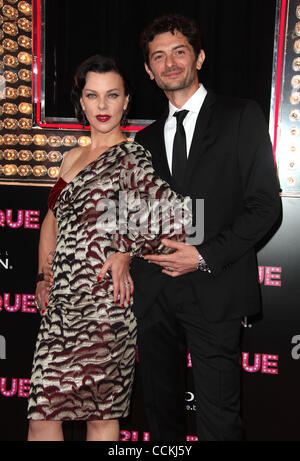 DEBI MAZAR & mari arrive pour la première du film "Burlesque" au théâtre chinois. (Crédit Image : © Lisa O'Connor/ZUMApress.com) Banque D'Images