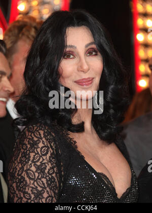 CHER arrive pour la première du film "Burlesque" au théâtre chinois. (Crédit Image : © Lisa O'Connor/ZUMApress.com) Banque D'Images