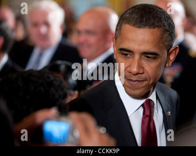 Nov 16, 2010 - Washington, District of Columbia, États-Unis - Le président américain Barack Obama quitte la Chambre de l'Est de la Maison Blanche après l'attribution de la médaille d'honneur de le s.. Salvatore Giunta mardi. Le 25-year-old Giunta a été un spécialiste servant avec le 503e Régiment d'infanterie aéroporté sur son deuxième Banque D'Images