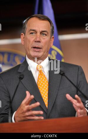 Nov 17, 2010 - Washington, District of Columbia, États-Unis - Représentant Boehner, R- l'Ohio, a gagné l'approbation de ses collègues républicains d'être le président de la Chambre. L'actuel président de la Chambre, Représentant Pelosi, D-Californie, a été réélu à la tête du 112e Congrès. Sur la photo Banque D'Images