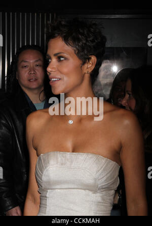 17 novembre 2010 - New York, NY, États-Unis - Halle Berry au 'Frankie & Alice' Dépistage de New York à New York (crédit Image : © Dan Herrick/ZUMAPRESS.com) Banque D'Images