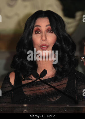 18 novembre 2010 - Hollywood, Californie, États-Unis - Nov 18, 2010 - Hollywood, Californie, USA - Cher honoré avec la main et l'Empreinte cérémonie tenue à la Mann Chinese Theatre. (Crédit Image : © Lisa O'Connor/ZUMAPRESS.com) Banque D'Images